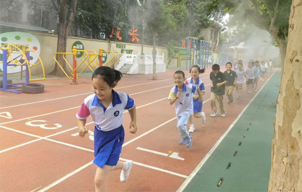 北林附小打開了校園內(nèi)的噴霧設(shè)施，讓學(xué)生們在涼爽舒適的環(huán)境中鍛煉身體.jpg