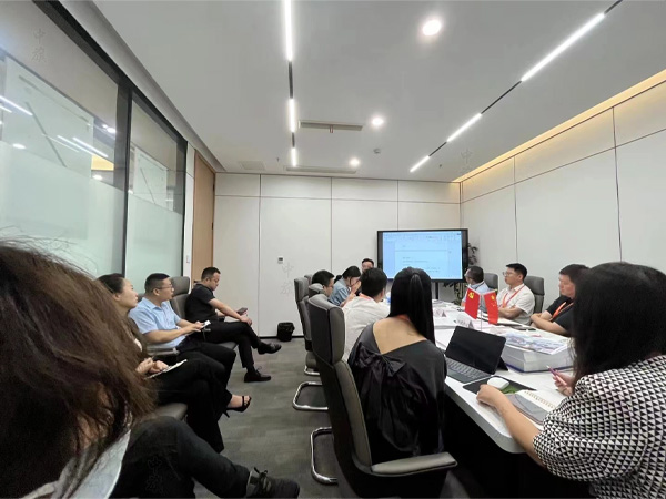 開(kāi)會(huì)討論企業(yè)是否符合標(biāo)準(zhǔn).jpg