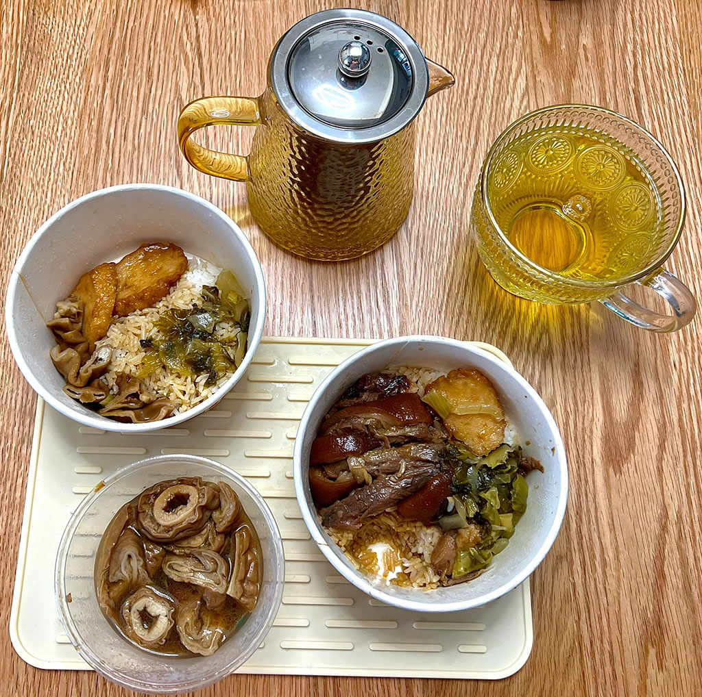 在美食城內(nèi)簡簡單單的一餐
