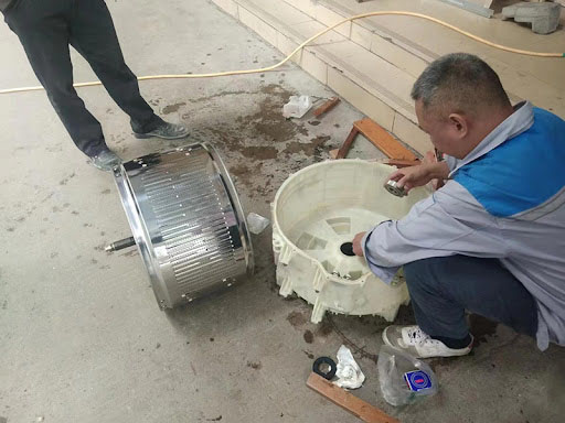 正在清洗洗衣機(jī)的師傅
