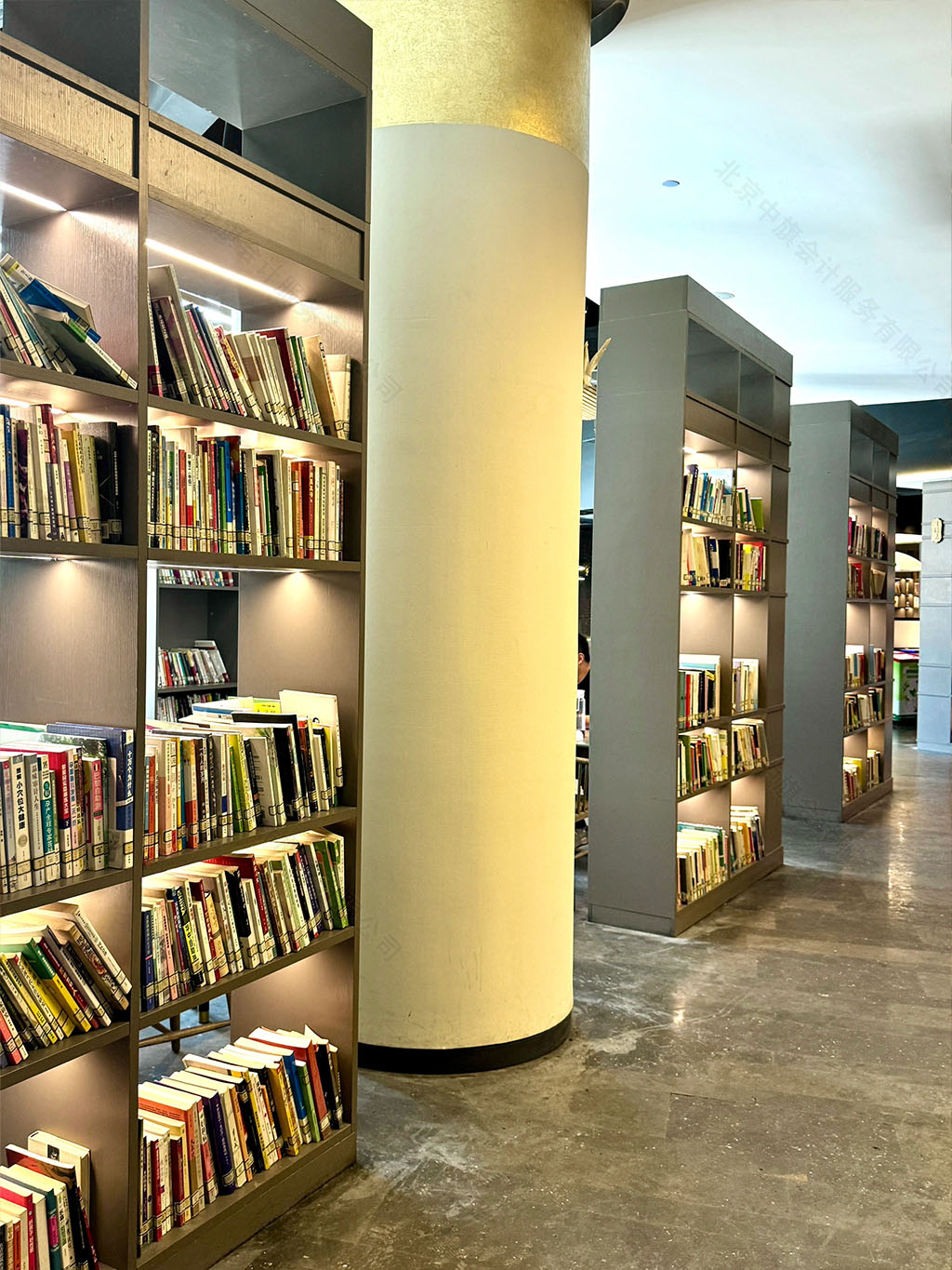 裝修豪華的書店主題餐廳.jpg