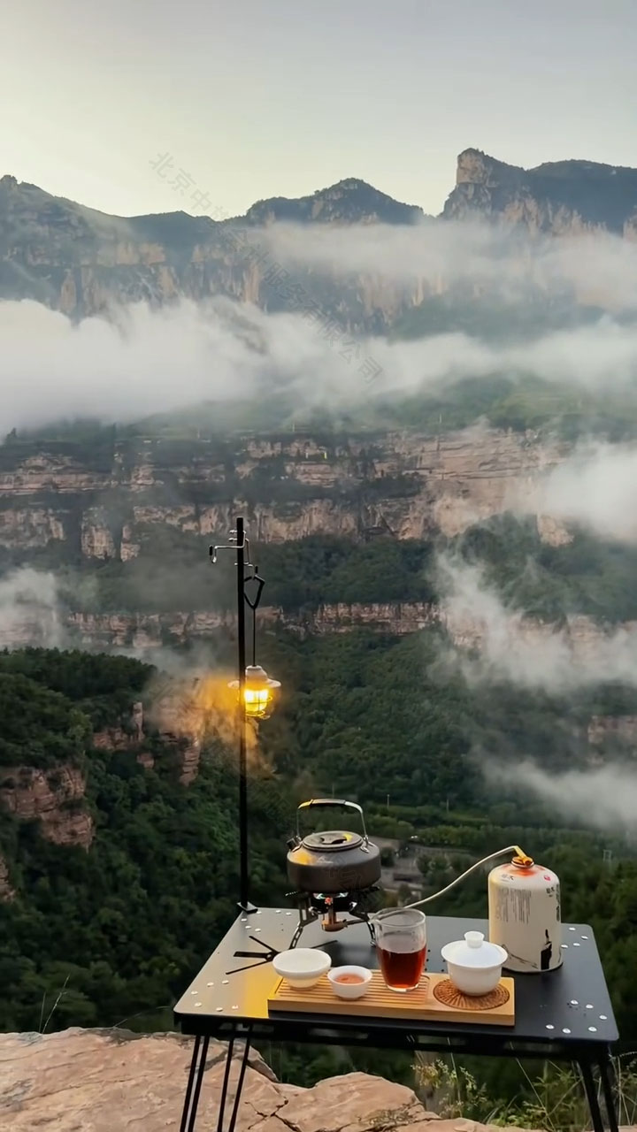 閑暇時間攀登山峰看云端.jpg