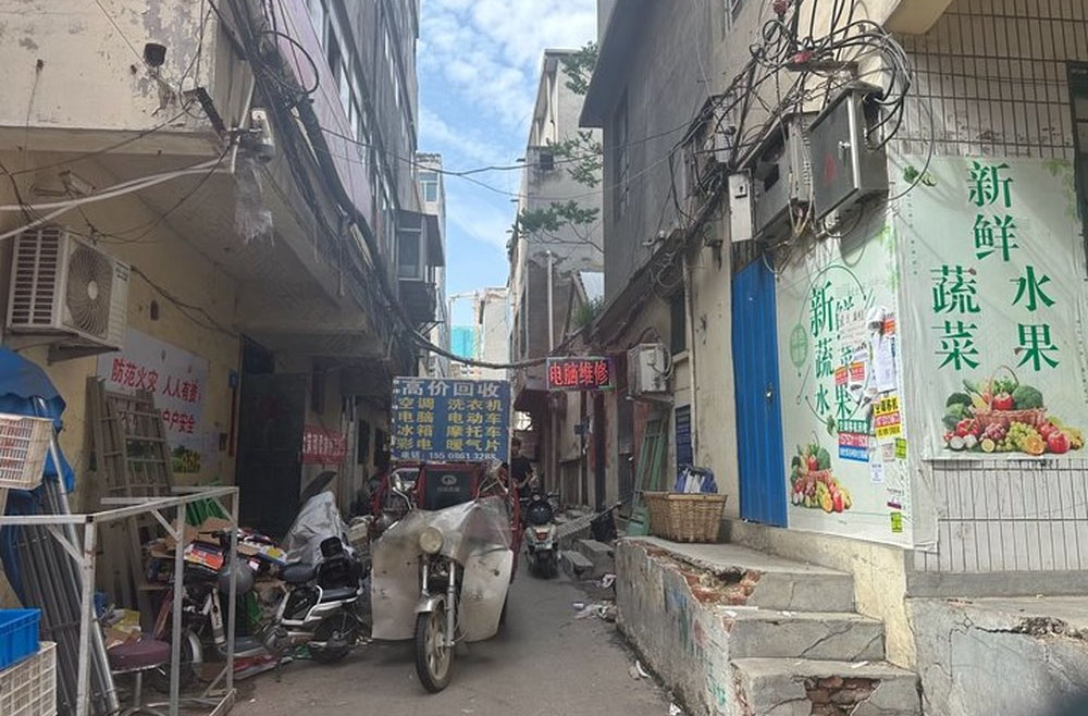 我們家樓下的一處小胡同充滿了煙火的氣息.jpg