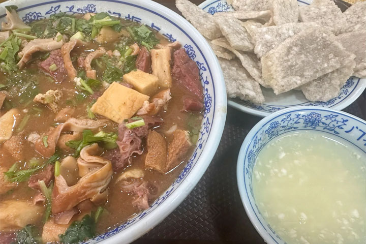 老北京地地道道的鹵煮火燒.jpg