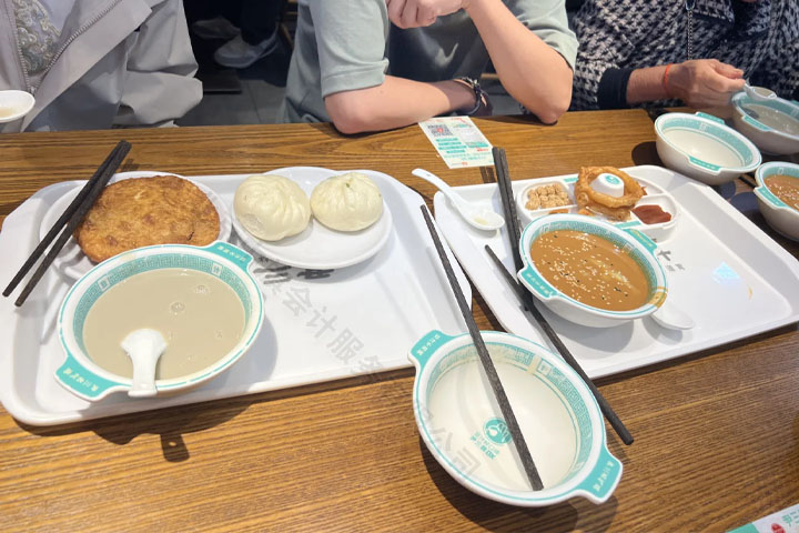 這個(gè)豆汁真的不是一般人能喝的來(lái)的.jpg
