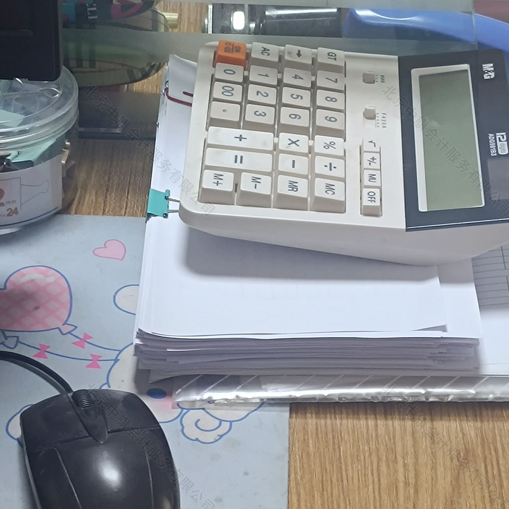 辦公桌還是比較亂的各種材料.jpg