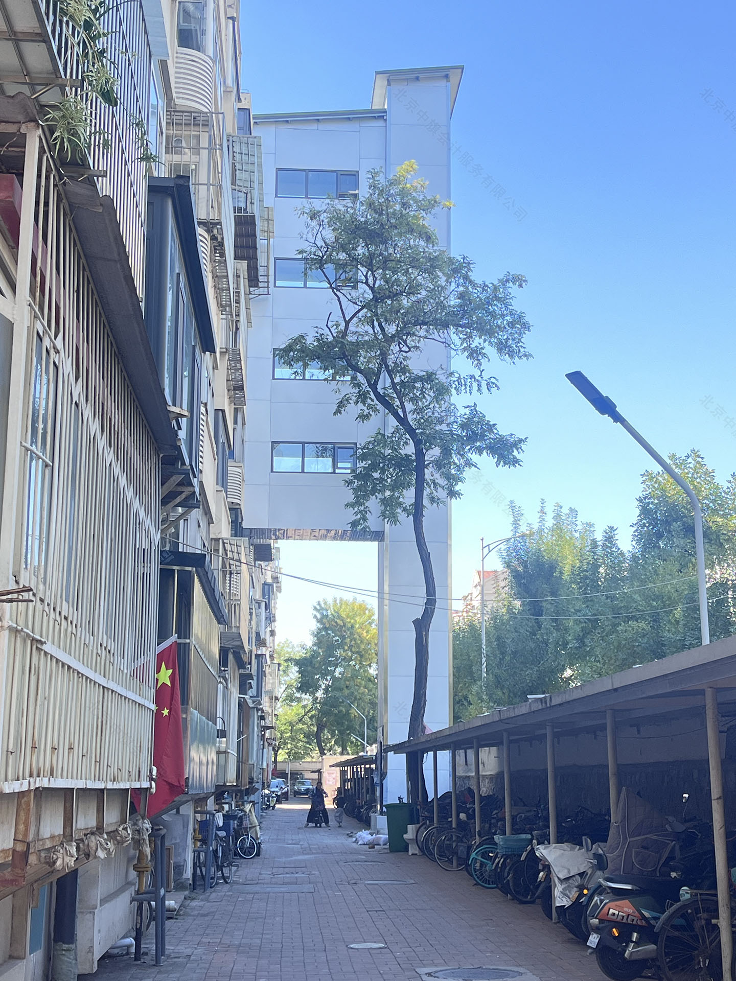 外掛電梯好像增加了支撐住.jpg