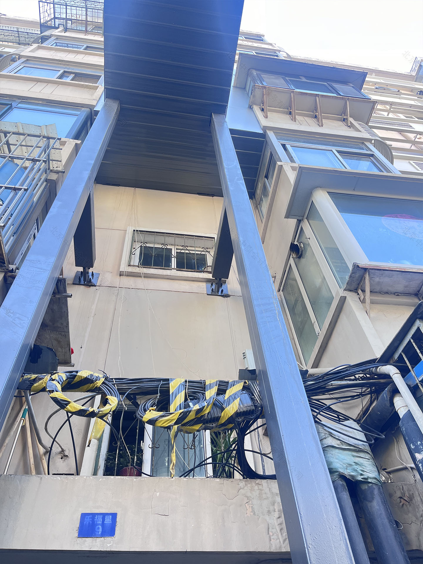 我們家小區(qū)新增加的電梯下面.jpg