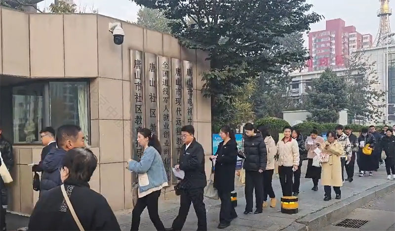 正在等待面試的小哥哥小姐姐們.jpg