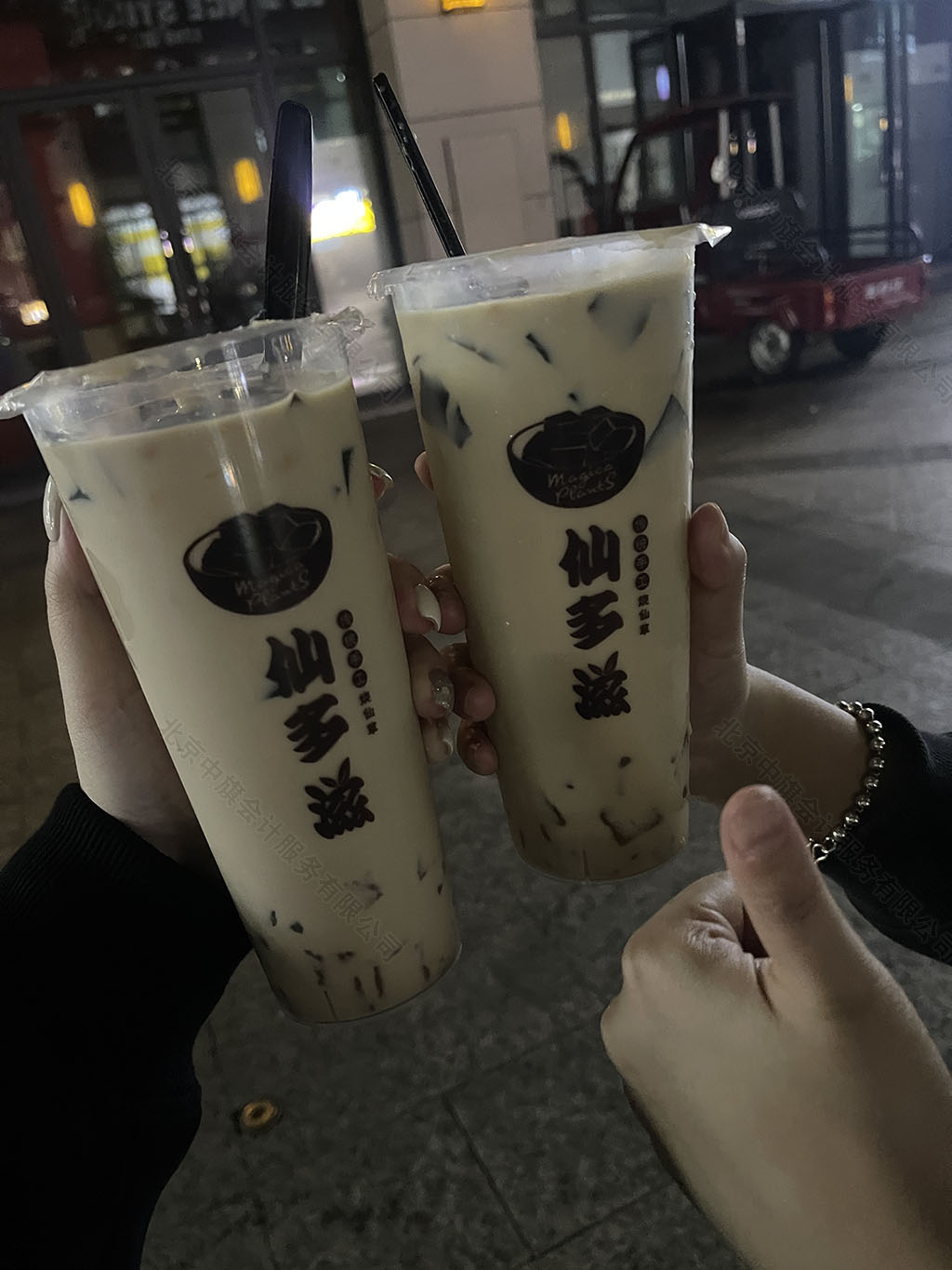 昨天晚上出去玩買的兩杯奶茶.jpg