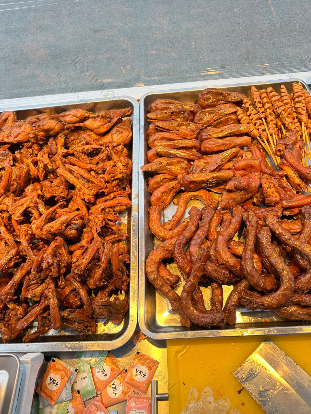 現(xiàn)在這鹵味賣(mài)的還是非常好的，買(mǎi)的人特別多，這個(gè)地方人流量也特別大.jpg