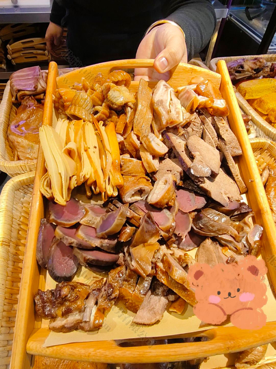 昨天晚上我們?nèi)コ缘奶厣u味還有鹵鴨非常好吃.jpg
