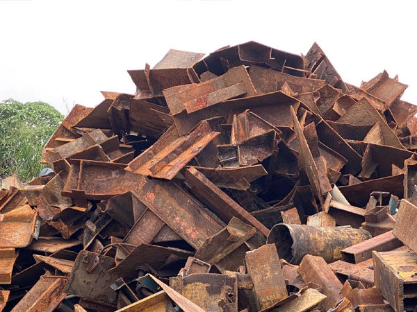 小山一樣的廢鐵.jpg