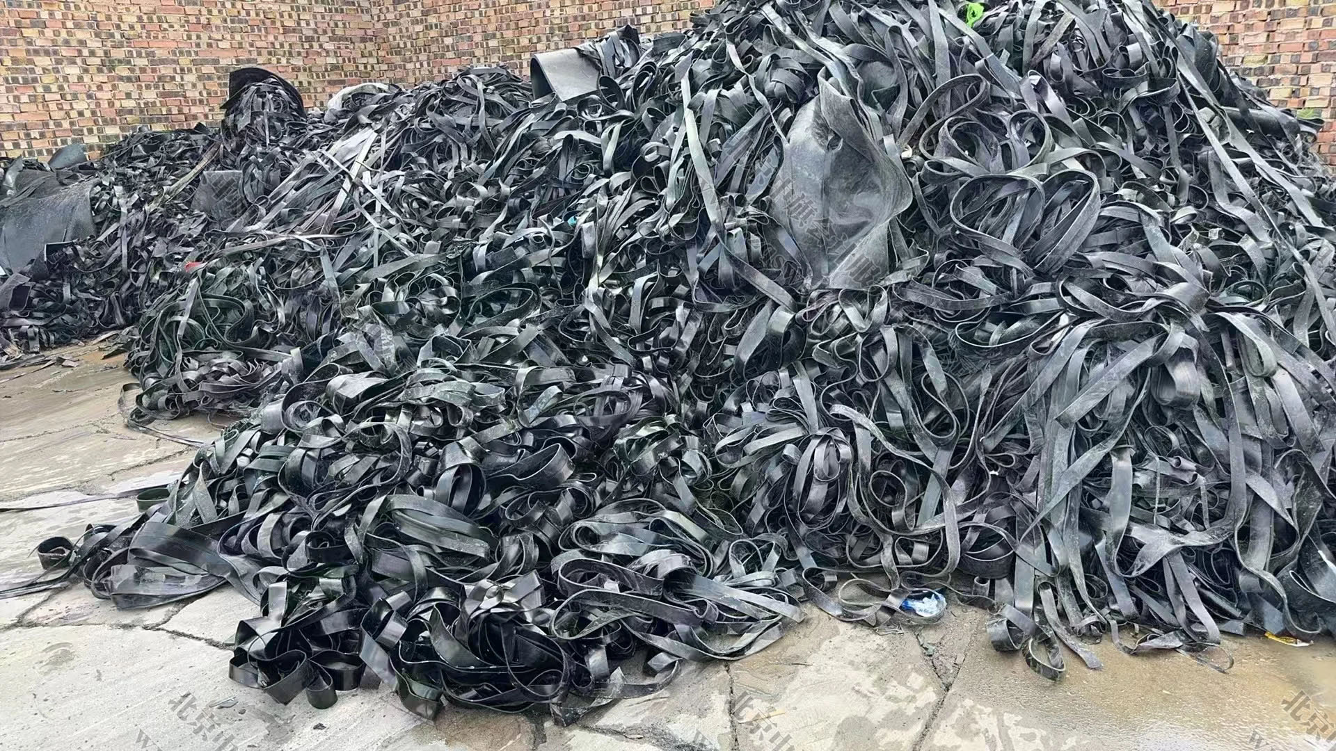 回收過來的廢舊的橡膠.jpg