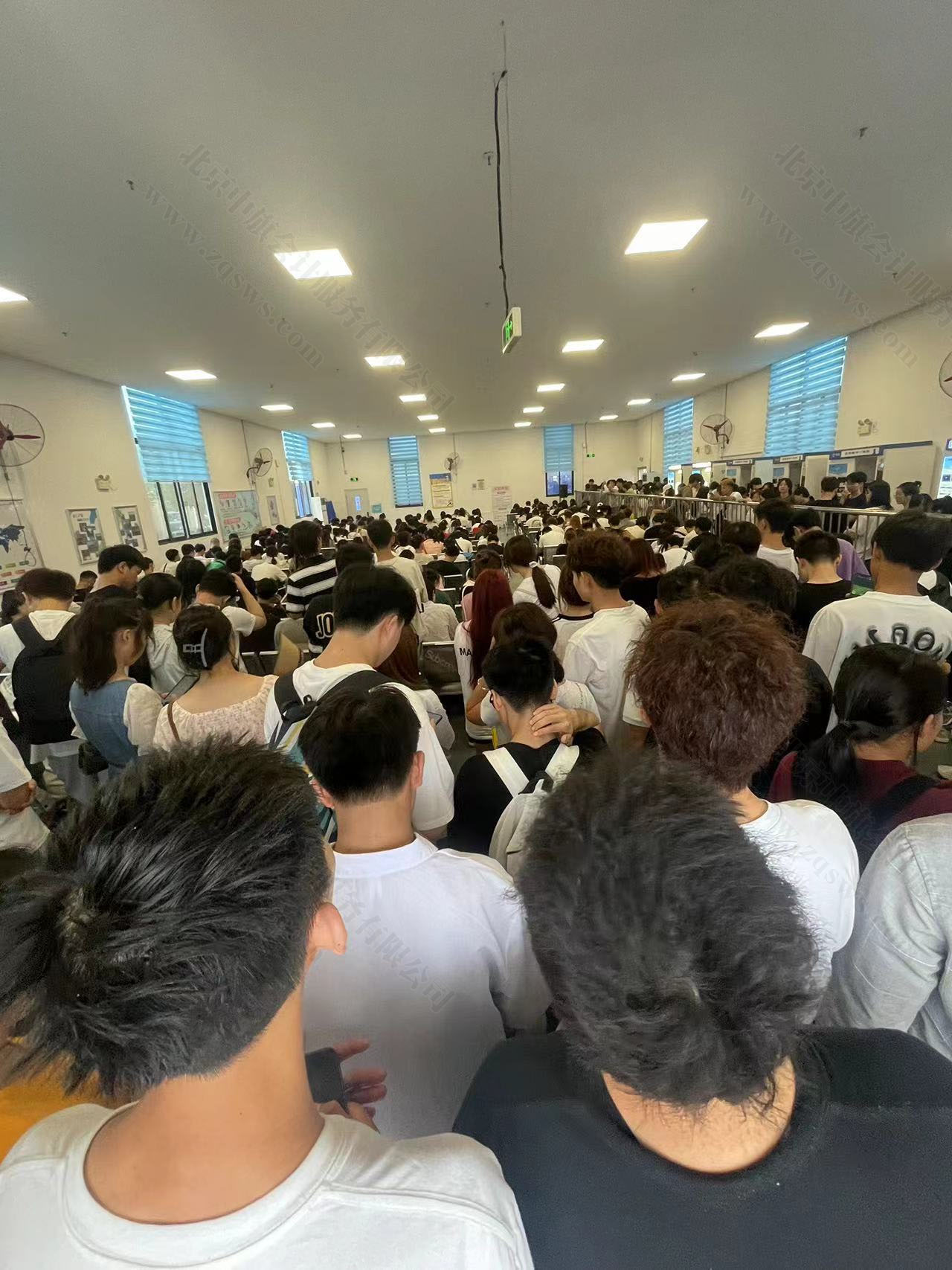 人力資源公司正在等待面試的人.jpg