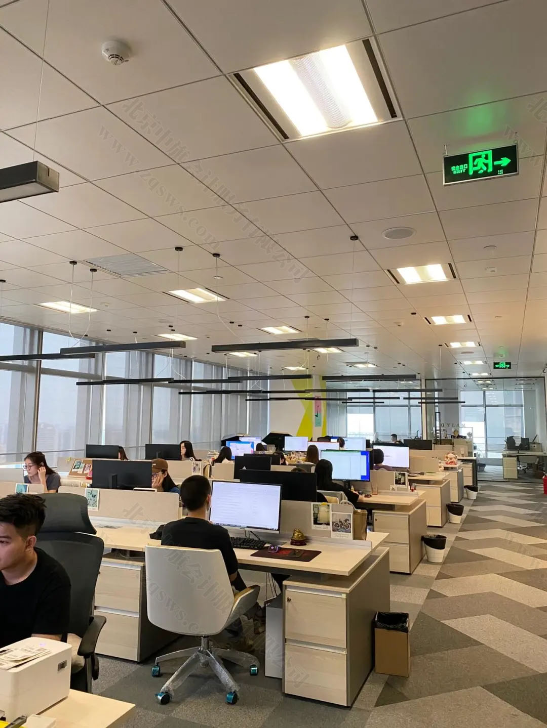 小旗現(xiàn)在的辦公室猜猜那個(gè)是我？.jpg