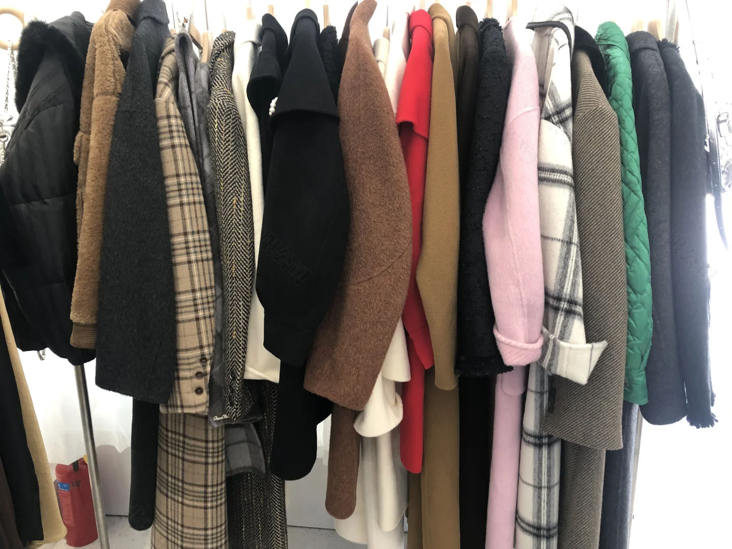 女裝店現(xiàn)在的衣服不是特別多了.jpg
