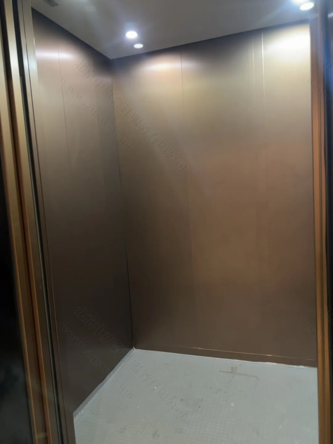 電梯廂門.jpg