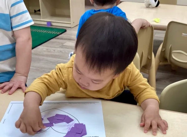 正在做游戲的小朋友.png
