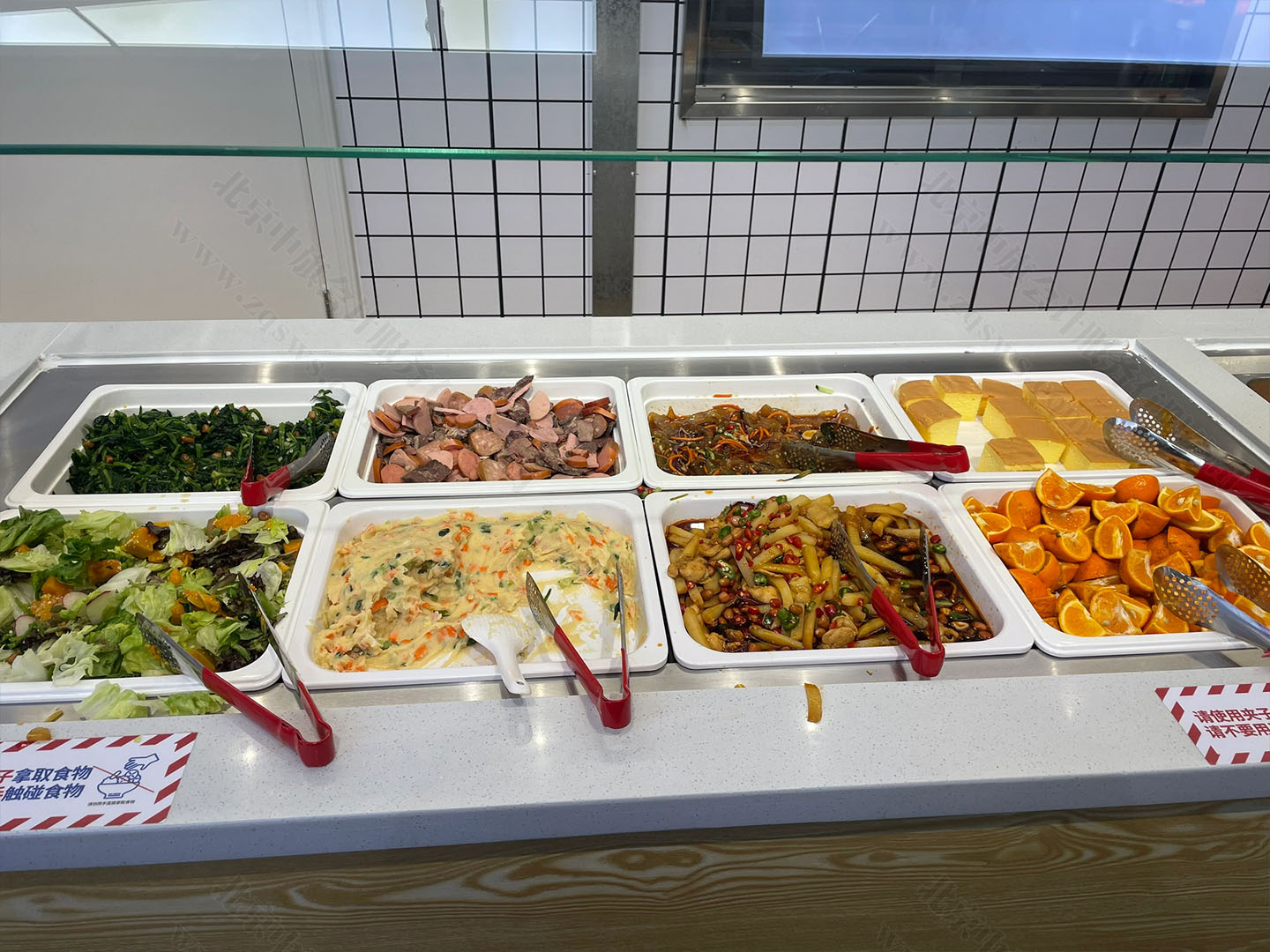 食堂內(nèi)的菜品還是比較齊全的.jpg