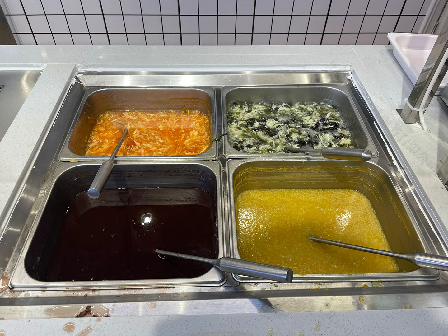 物美大食堂里面的湯類.jpg