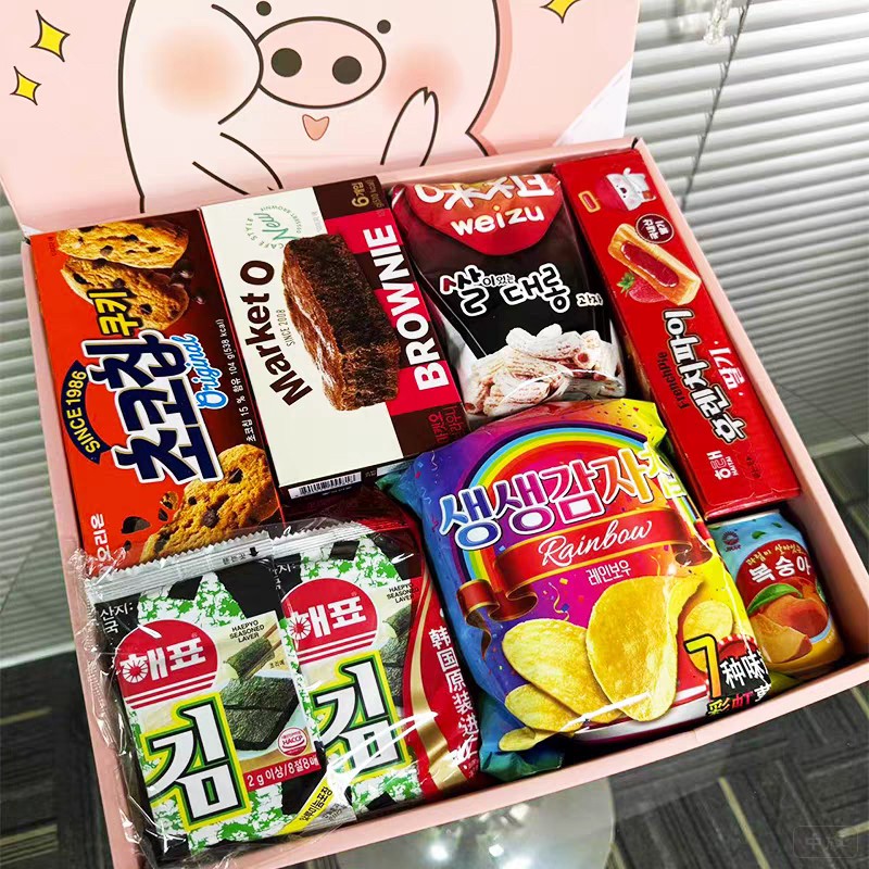 滿滿一小盒的進(jìn)口食品.jpg