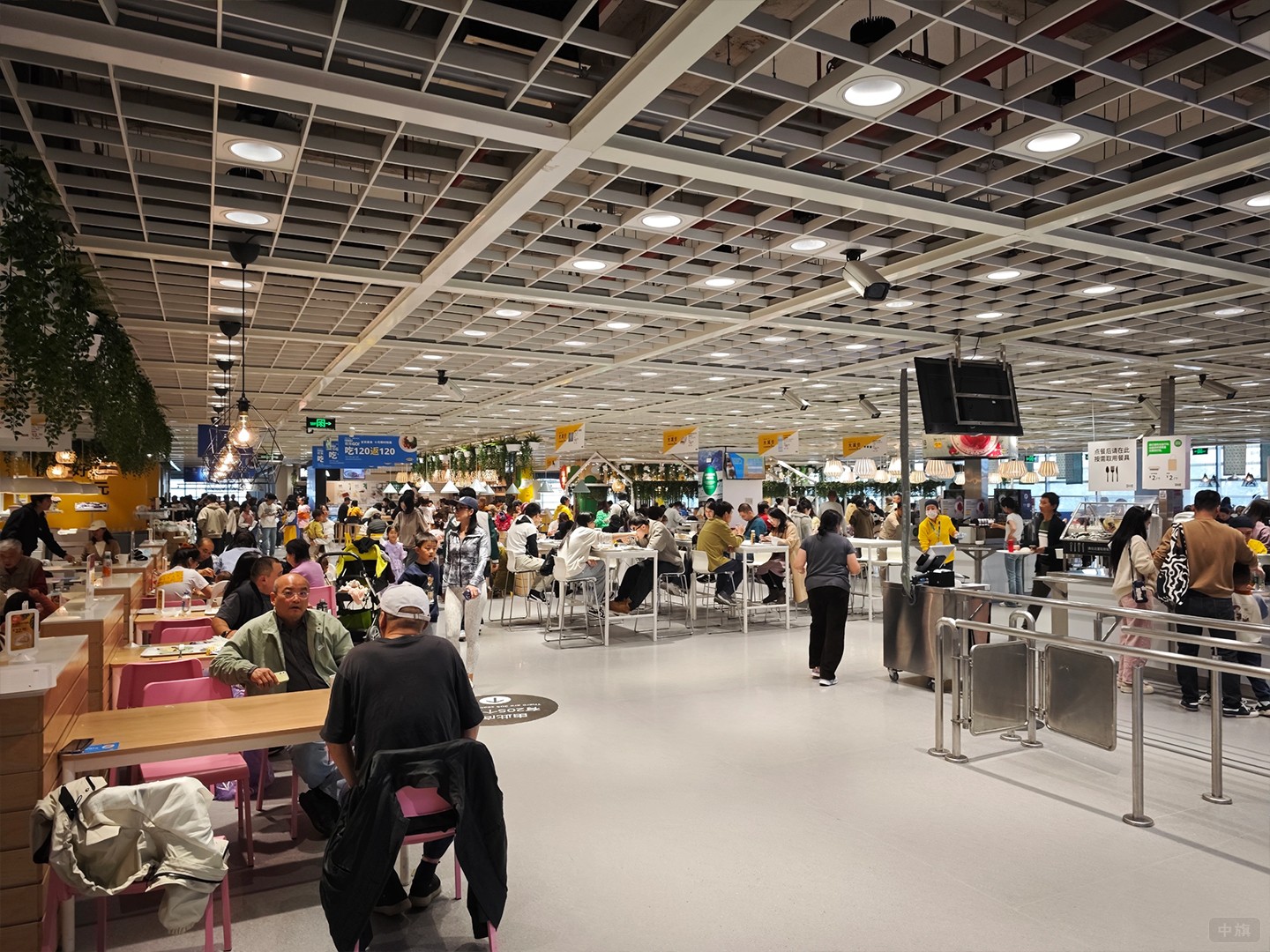 家具城正在挑商品的顧客們.jpg