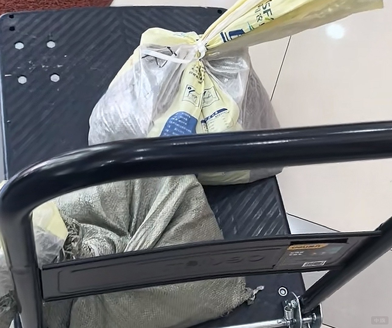 拉的平板車來兌換貨幣.jpg