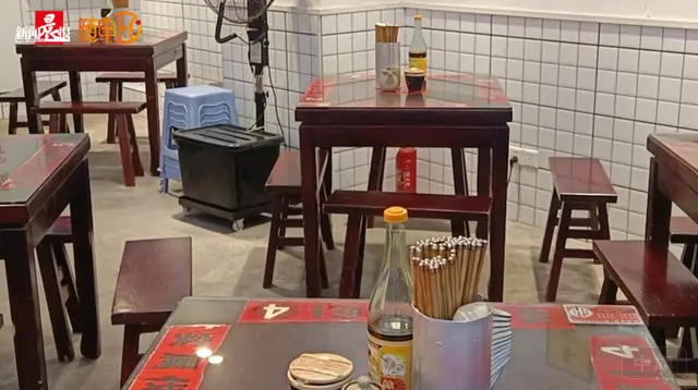 不在飯點，面館內空無一人