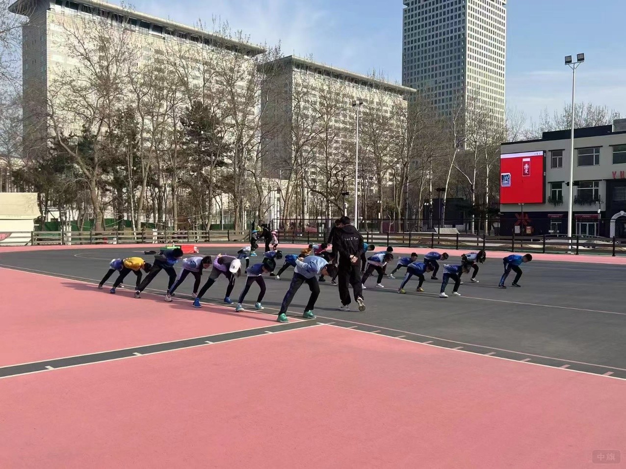 正在室外輪滑場玩輪滑的孩子們