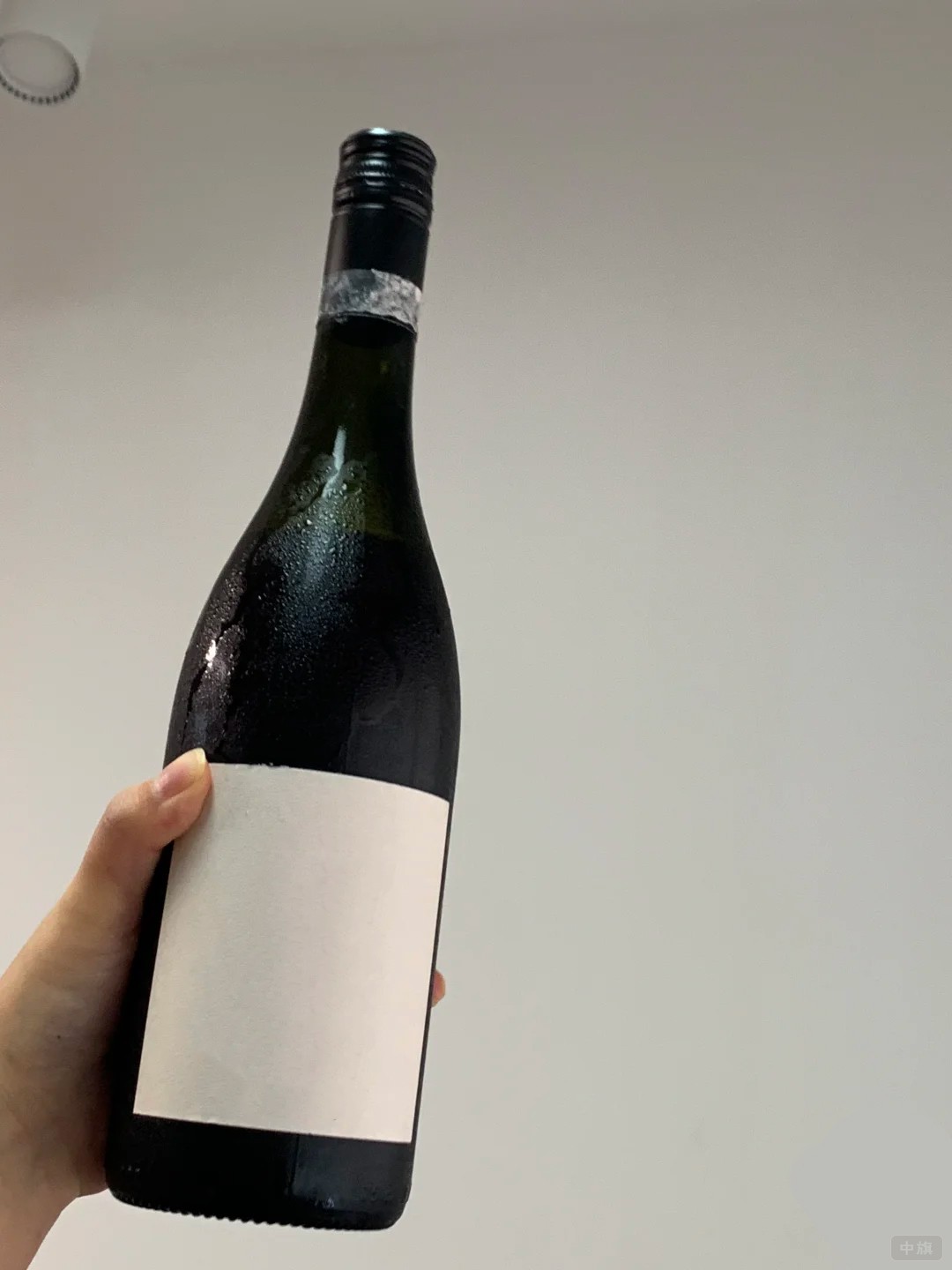 無標(biāo)簽紅酒