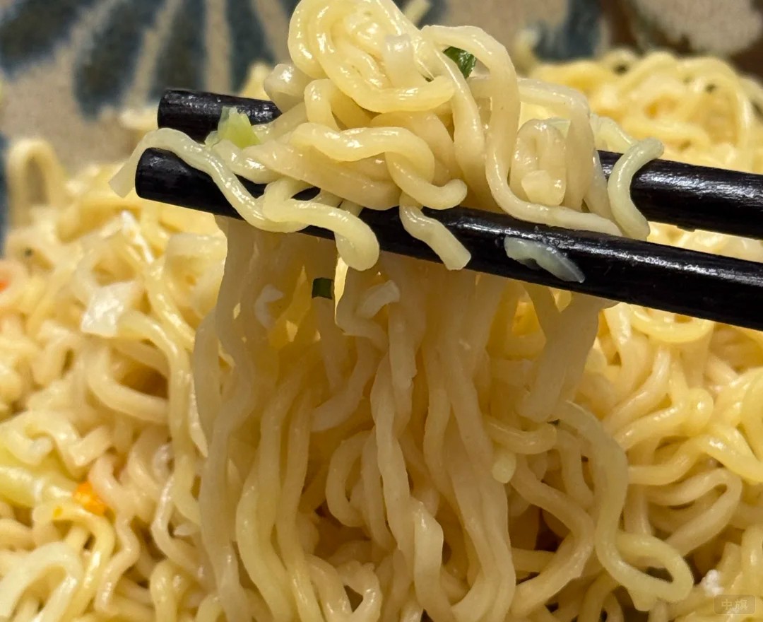 熱騰騰的方便面，看著有點(diǎn)小饞了